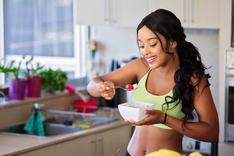 Keto athlete digs into a meal while pondering: “Does collagen have carbs?”