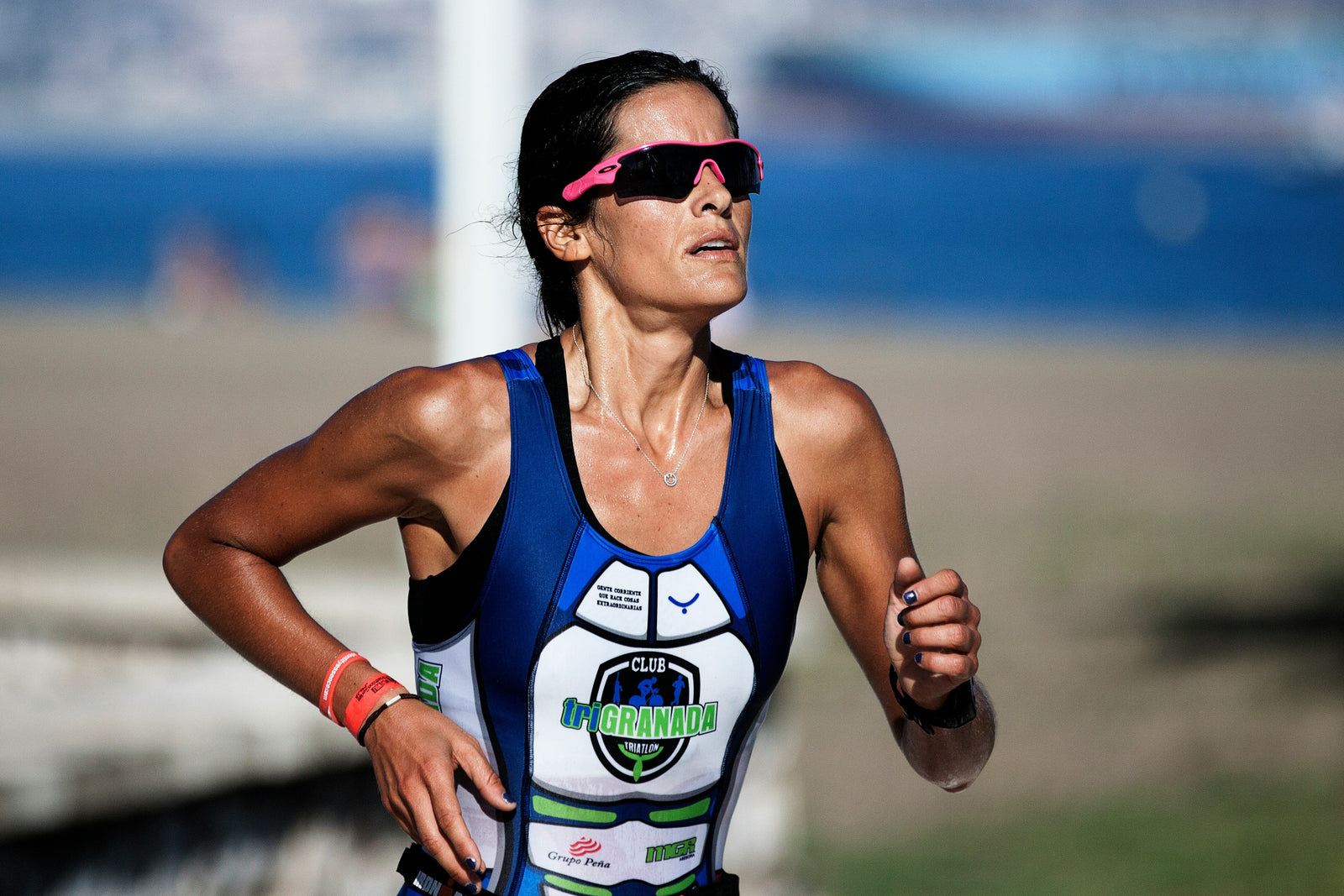 Female triathlete fully aware of how to avoid knee pain while running is competing in a triathlon