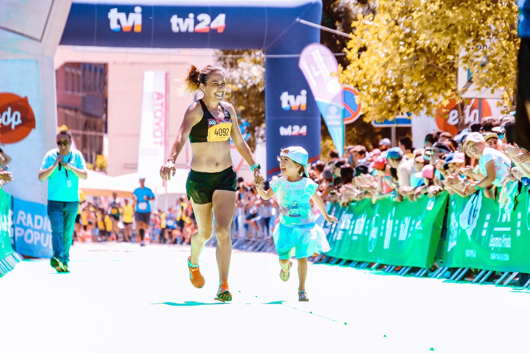 Female marathoner who discovered that kids can take collagen is running with her child during a race