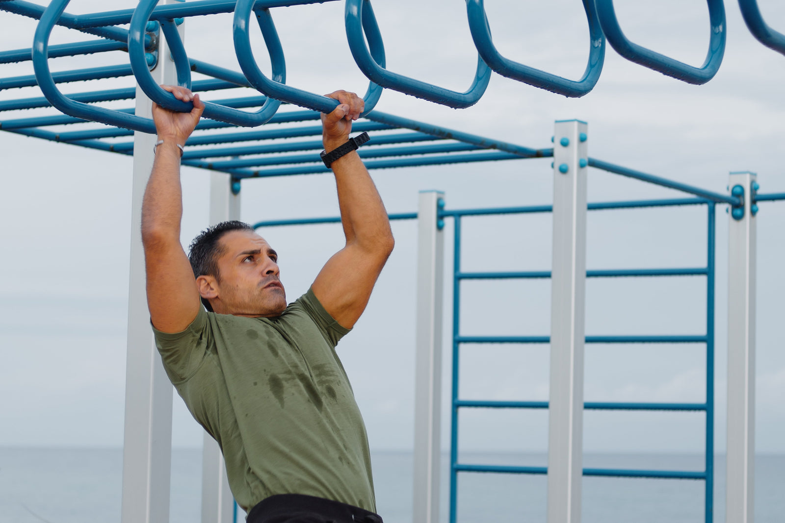 Athlete conquering the monkey bars with laser focus and agility thanks to intermittent fasting for athletes